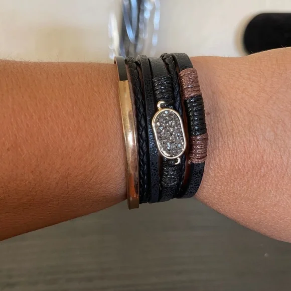 Multilayer Leather‎ With Black Stone Magnetic Lock Bracelet - Picture 2 of 3